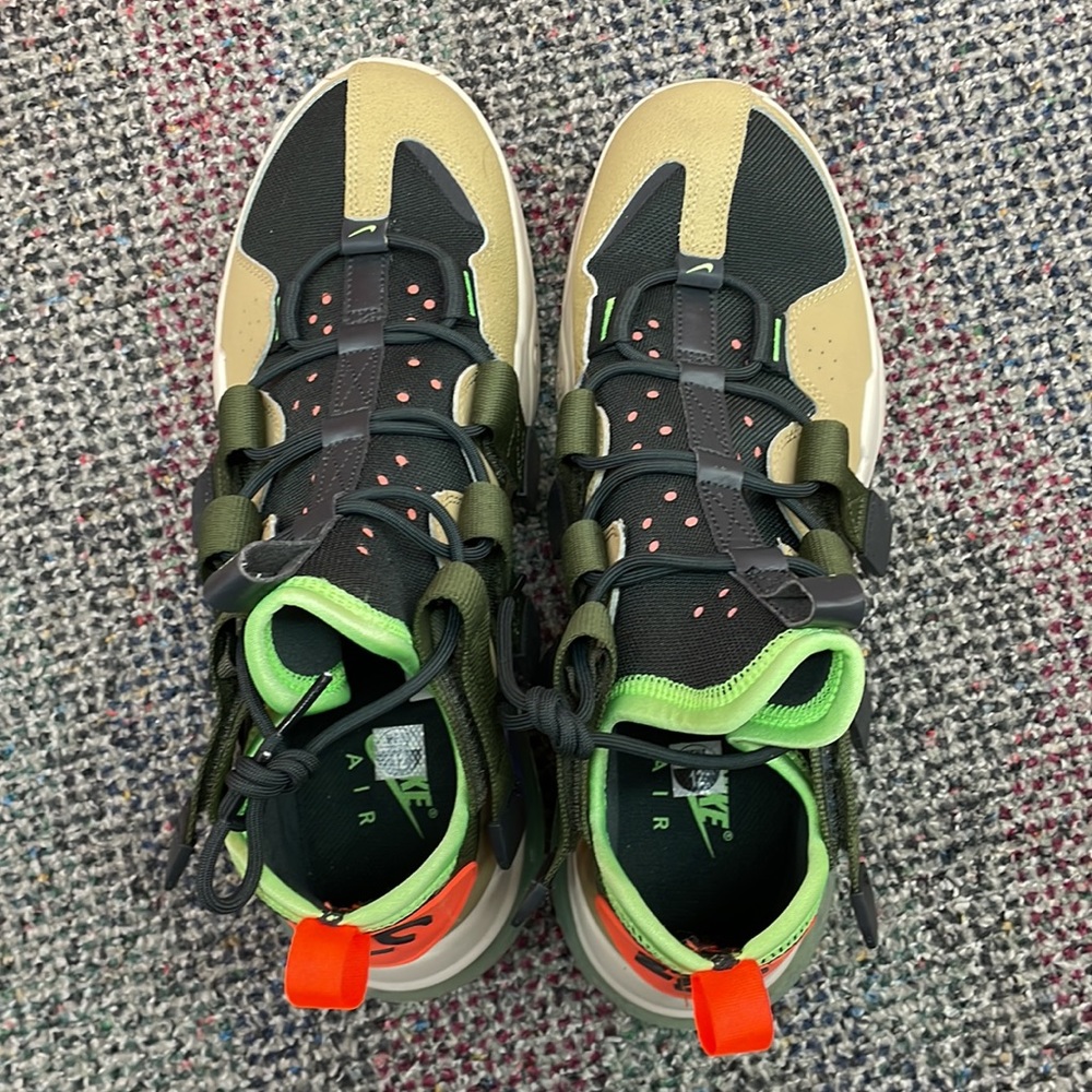 Nike - Picture 4 of 6